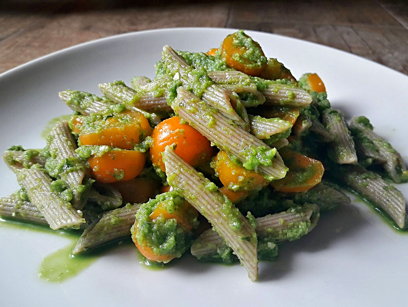 Insalata di pasta di farro con pesto di rucola zucchine e basilico