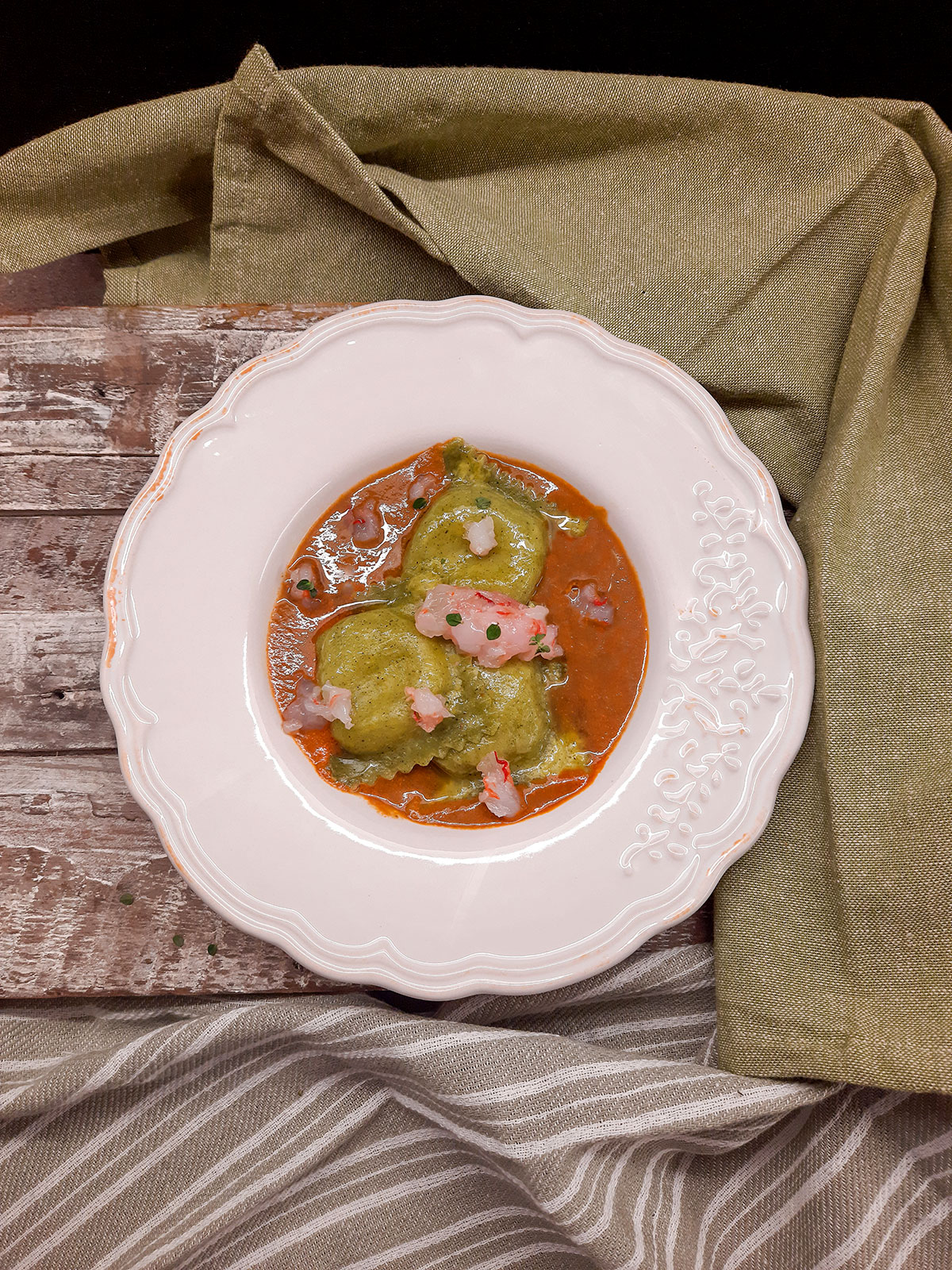 Ravioli all’ortica con bisque e tartare di gamberi rossi al profumo di