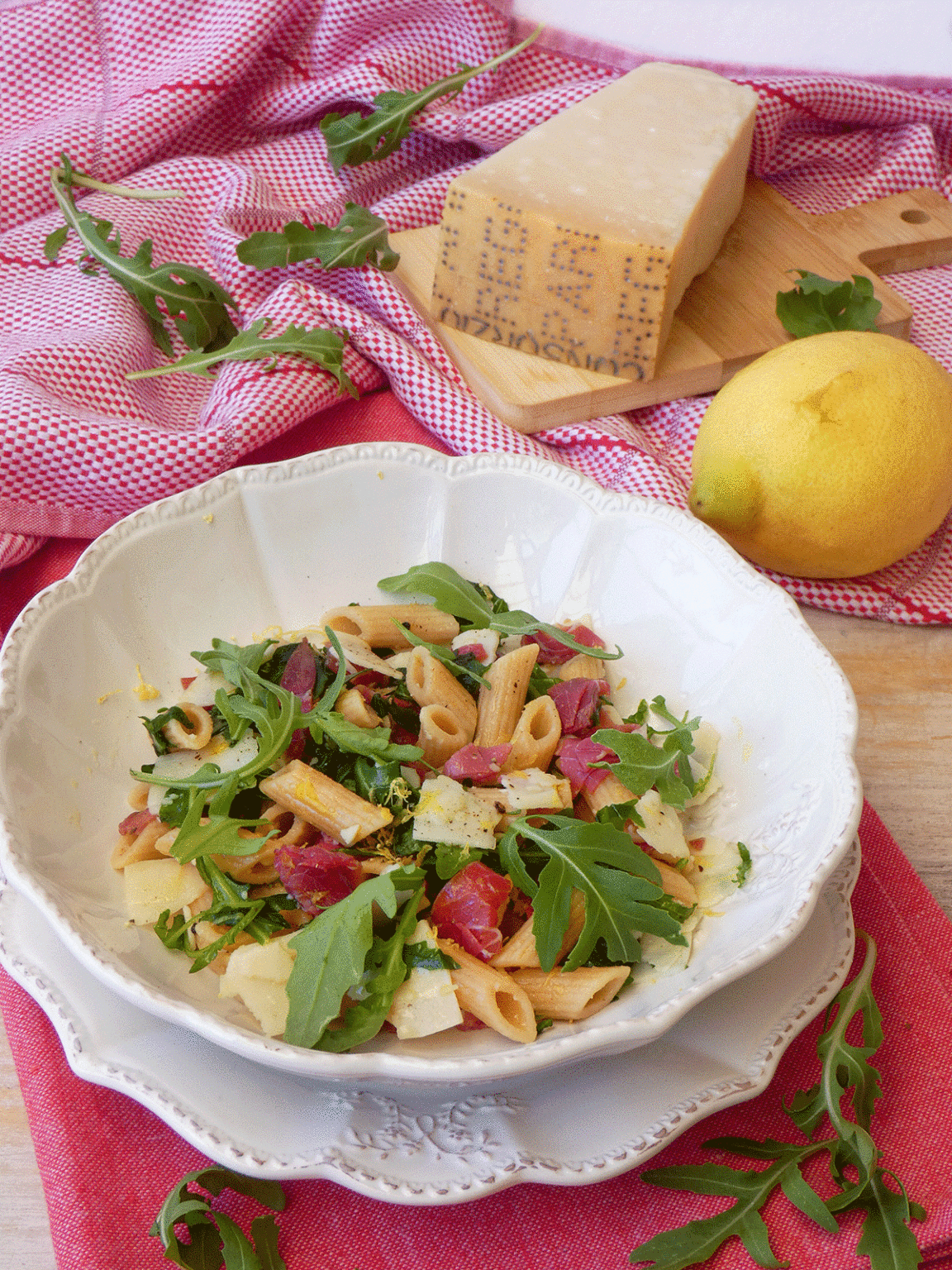 Insalata di pasta con bresaola rucola e petali di parmigiano – Pentole ...